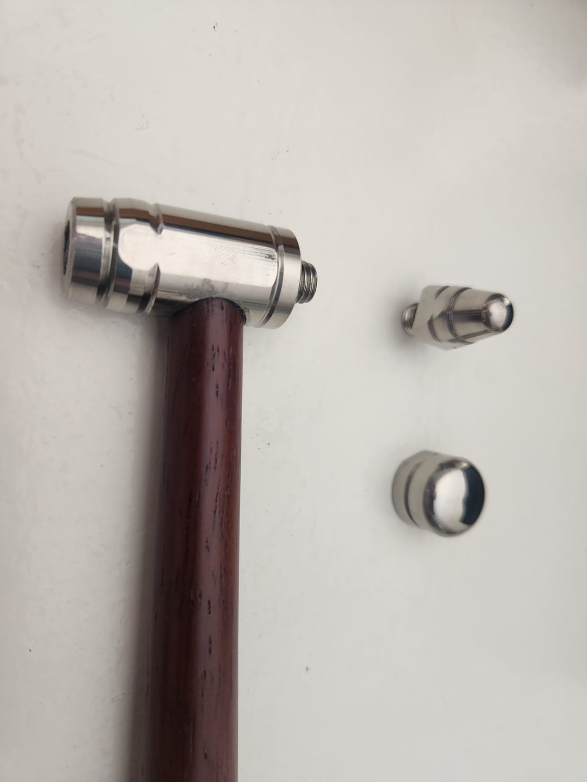 Marteau en bois aimanté avec protection et embout interchangeable