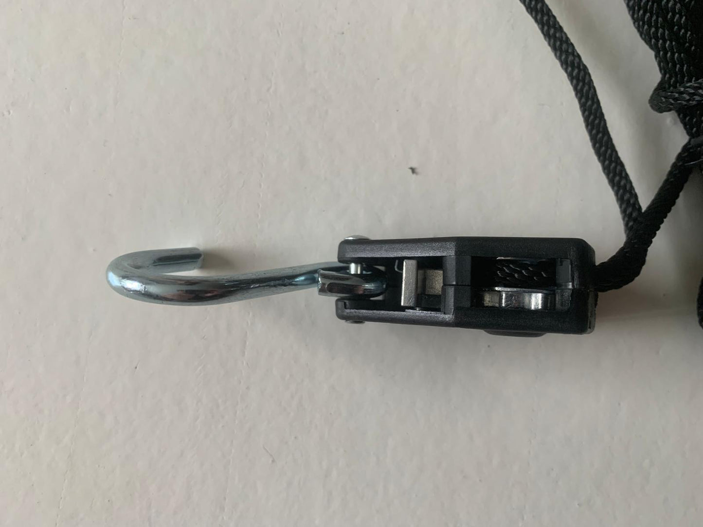Sangle de maintien de capot avec mousqueton