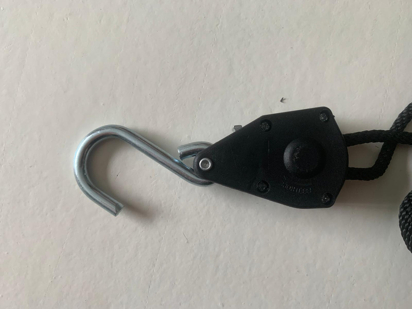 Sangle de maintien de capot avec mousqueton